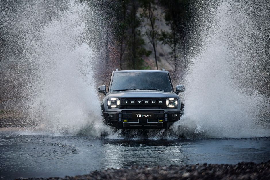 Jetour T2-DM SUV creating a dramatic splash while crossing a river in Georgia.