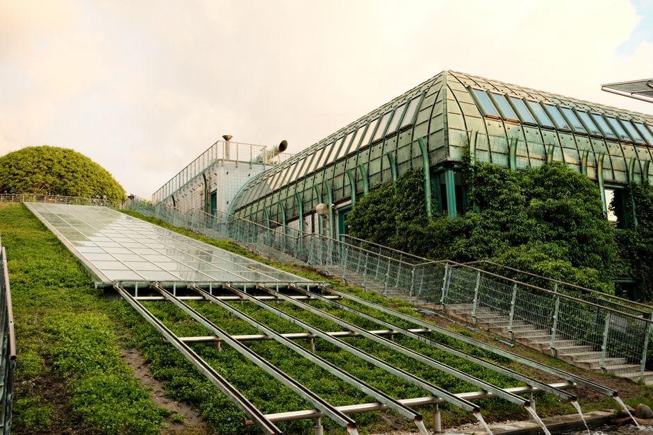 Modern eco-friendly building with a lush green roof and innovative architecture design.