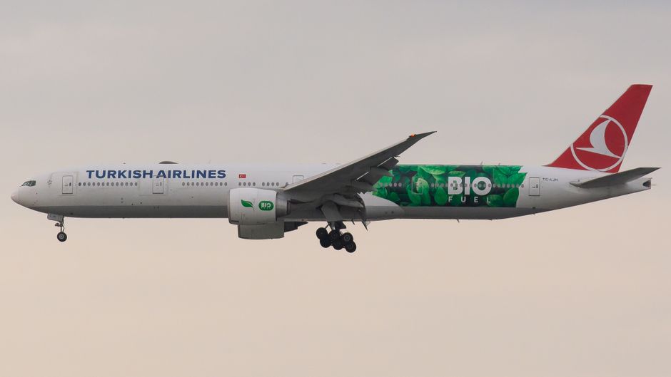 Turkish Airlines aircraft promoting biofuel technology in flight.