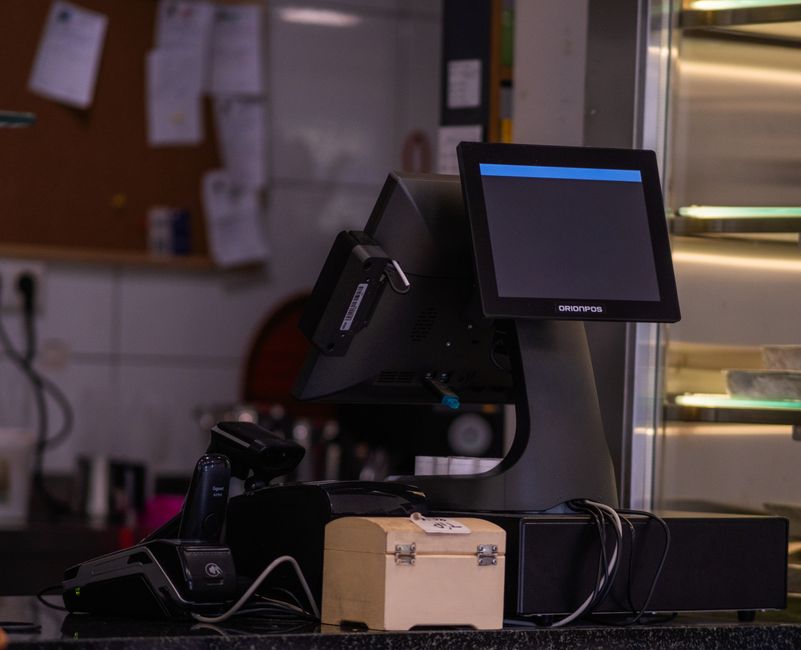 A modern point of sale system setup in an İzmir café, ready for transactions.