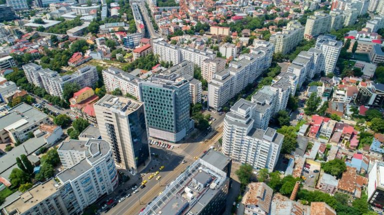 Overhead view of București's urban landscape featuring modern and classic architecture.