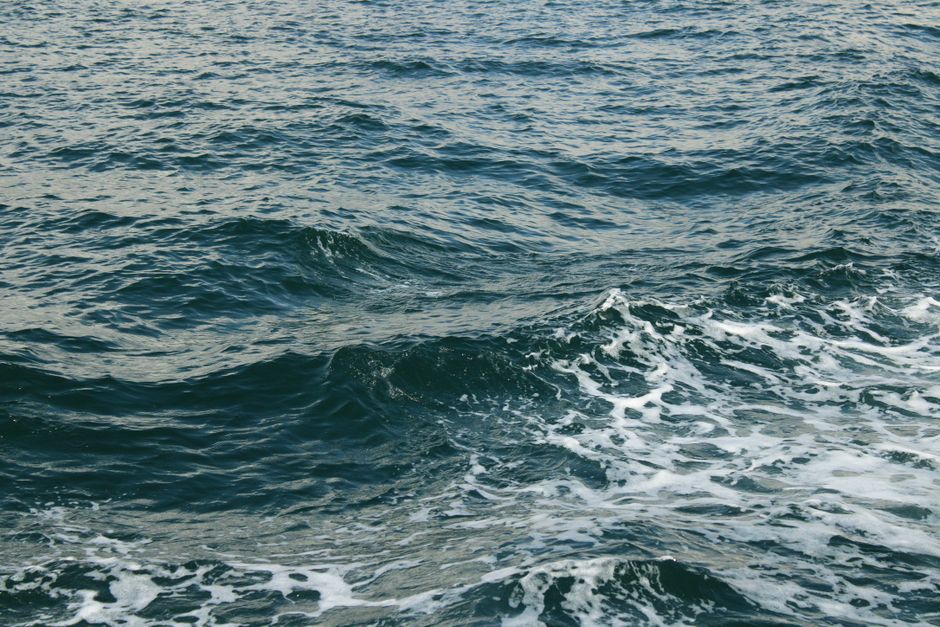 Serene view of ocean waves gently rolling in daylight, perfect for relaxation themes.