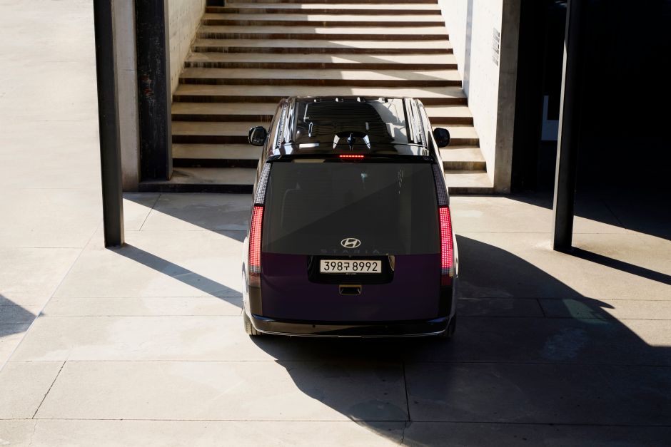 A Hyundai Staria Lounge Hybrid parked outdoors, showcasing modern design and mobility.